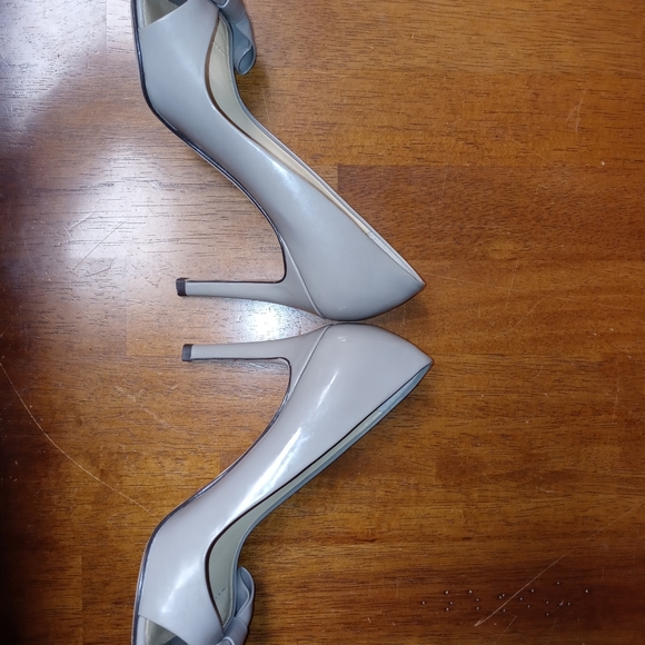 Ann Taylor size 5 Nude heelz with Bow - Picture 2 of 8